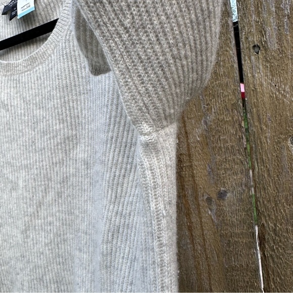 Ann Taylor 100% Cashmere Cold Shoulder Wide Sleeve Sweater Sz M - Picture 7 of 15